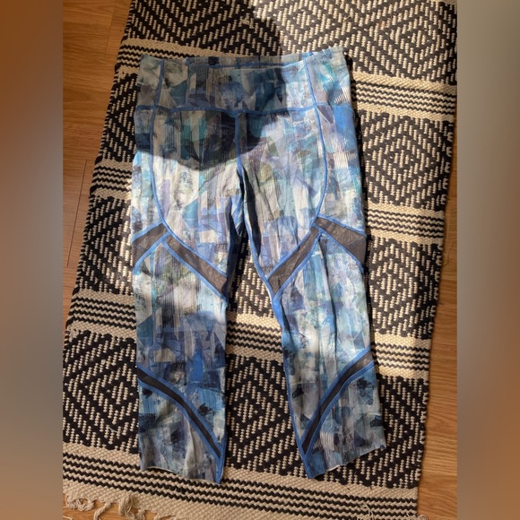 Lululemon Athletica Blue and Black Patterned Leggings - Picture 2 of 6
